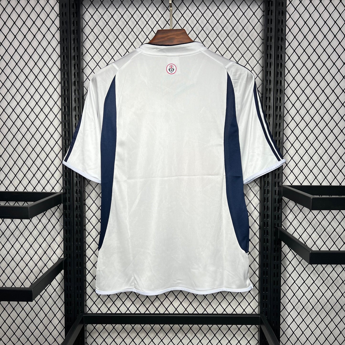 CAMISETA UNIVERSIDAD DE CHILE 2003 RETRO VISITA HOMBRE (VERSIÓN FAN)