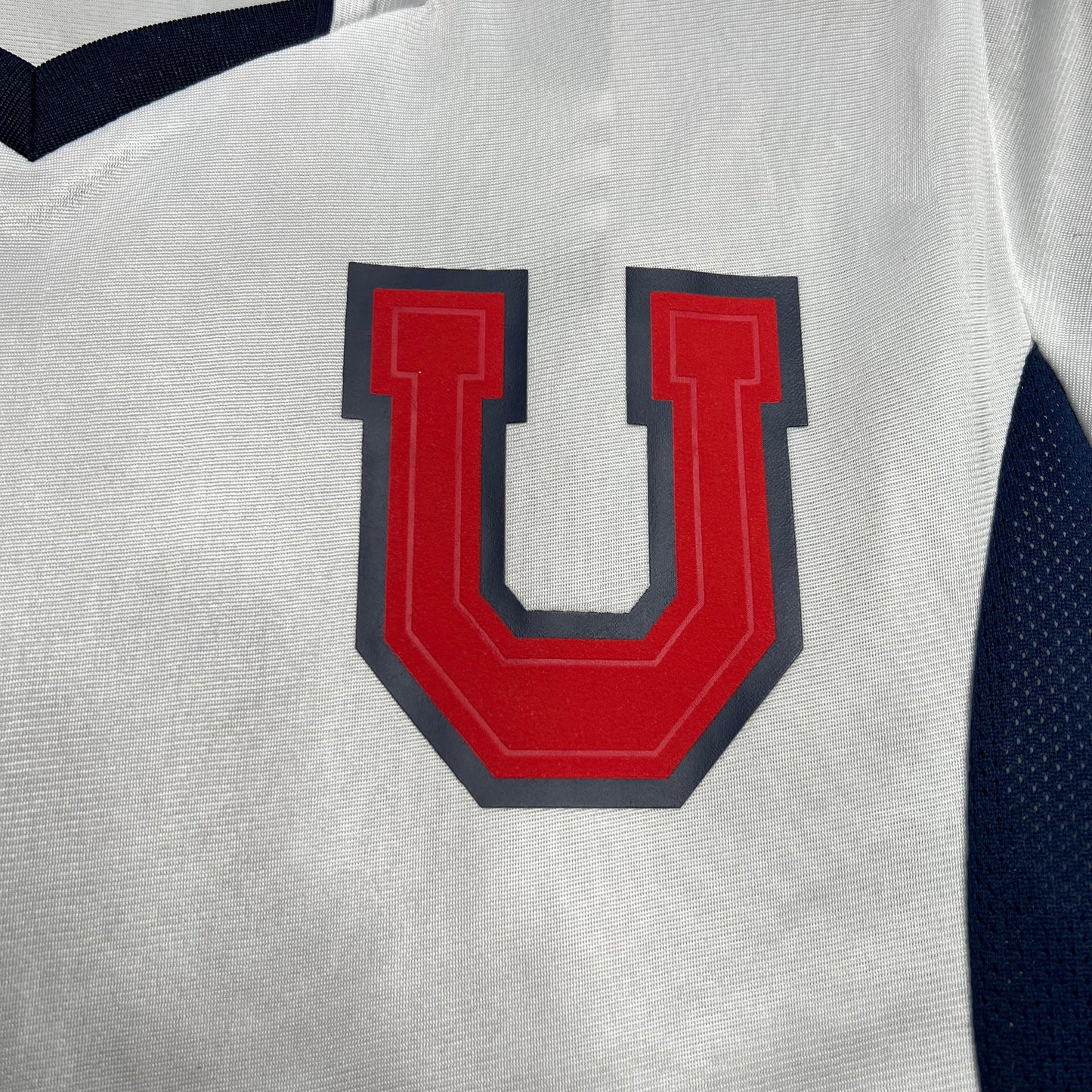 CAMISETA UNIVERSIDAD DE CHILE 2003 RETRO VISITA HOMBRE (VERSIÓN FAN)