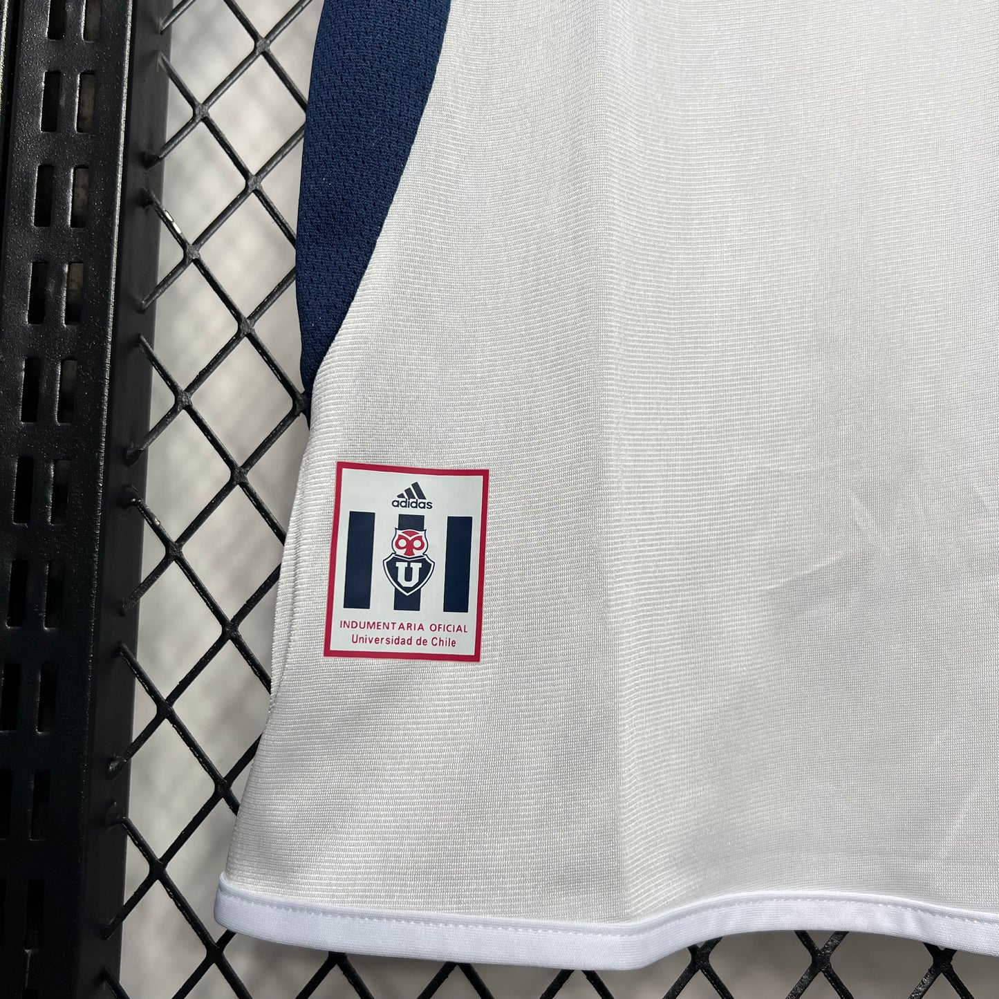 CAMISETA UNIVERSIDAD DE CHILE 2003 RETRO VISITA HOMBRE (VERSIÓN FAN)
