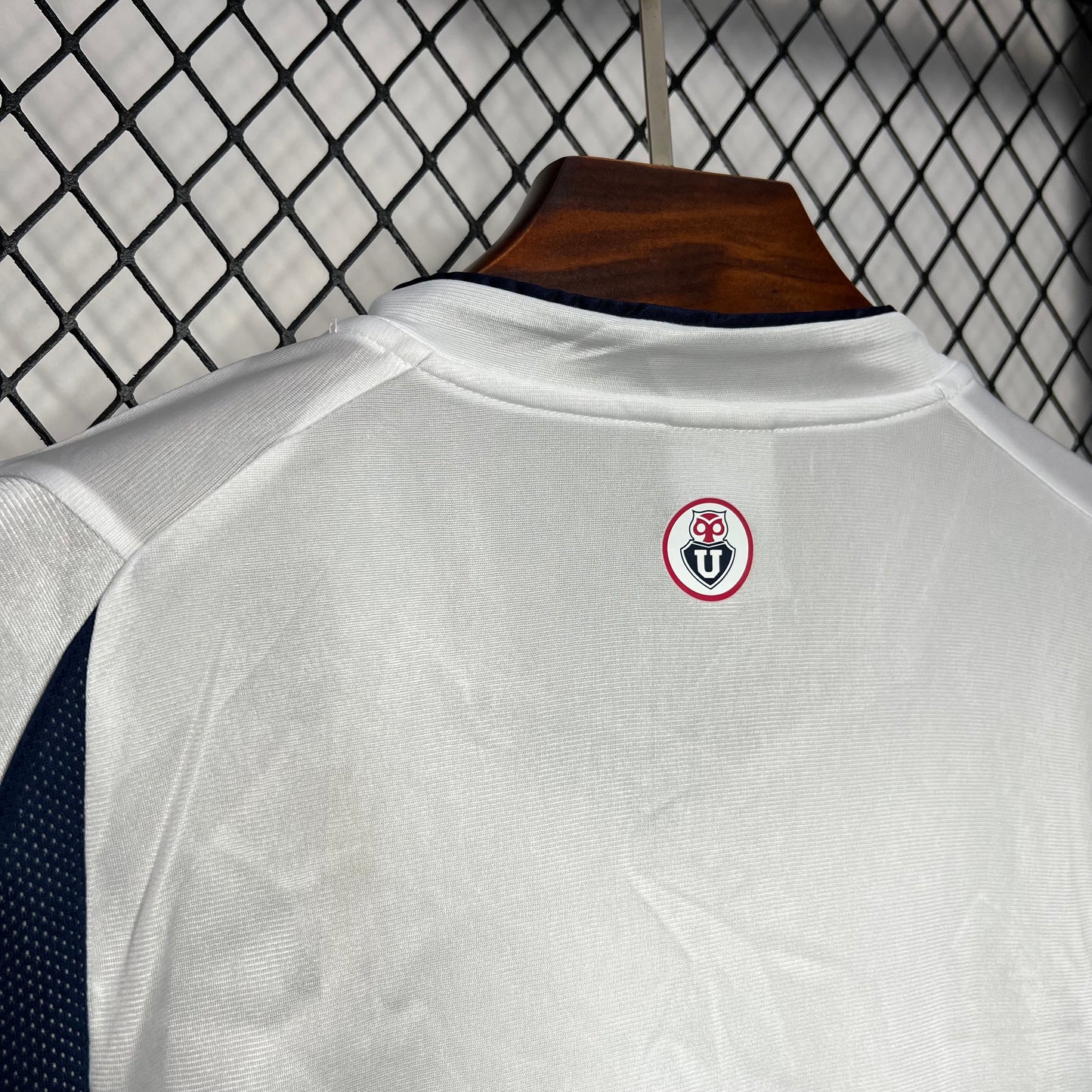 CAMISETA UNIVERSIDAD DE CHILE 2003 RETRO VISITA HOMBRE (VERSIÓN FAN)