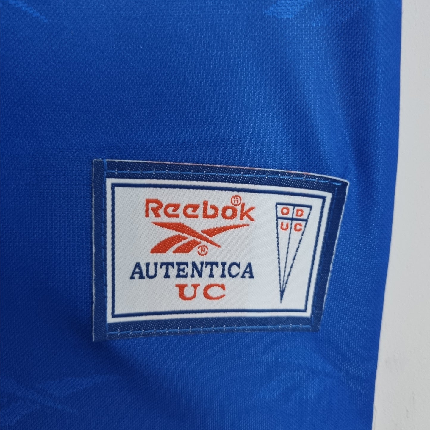 CAMISETA UNIVERSIDAD CATOLICA 1998 RETRO VISITA HOMBRE (VERSIÓN FAN)