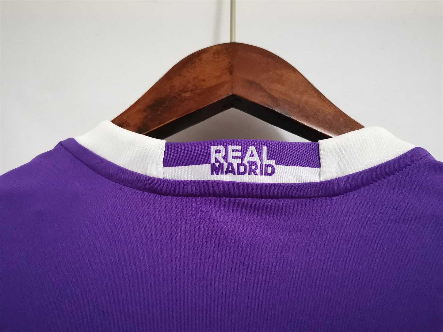 CAMISETA REAL MADRID 2016/17 RETRO VISITA HOMBRE MANGA LARGA (VERSIÓN FAN)