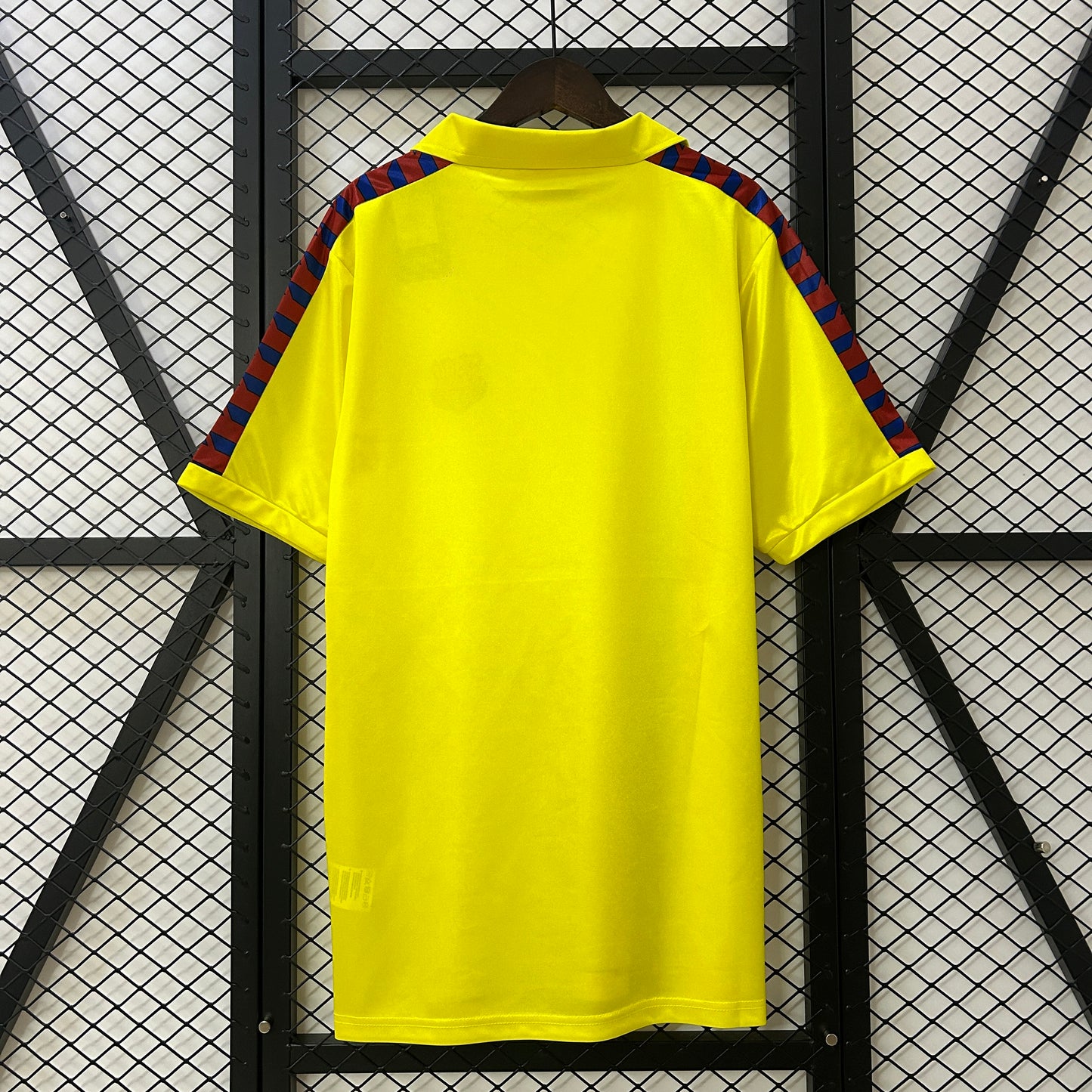 CAMISETA BARCELONA 1982/1984 RETRO VISITA HOMBRE (VERSIÓN FAN)