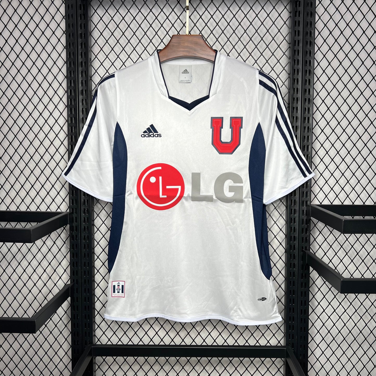 CAMISETA UNIVERSIDAD DE CHILE 2003 RETRO VISITA HOMBRE (VERSIÓN FAN)