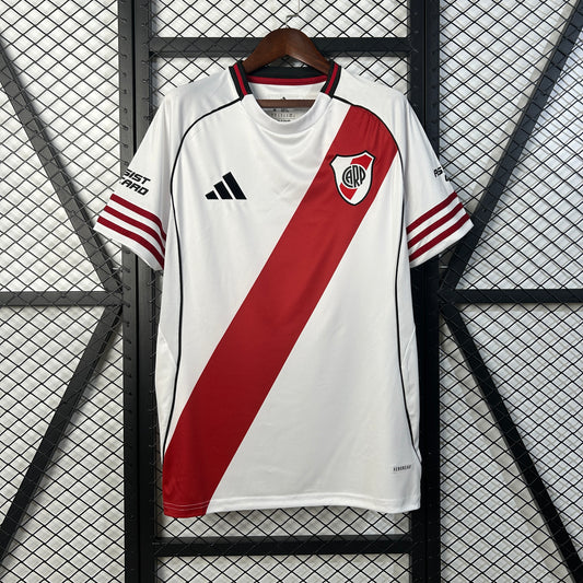 CAMISETA RIVER PLATE 2025/26 LOCAL HOMBRE (VERSIÓN FAN)