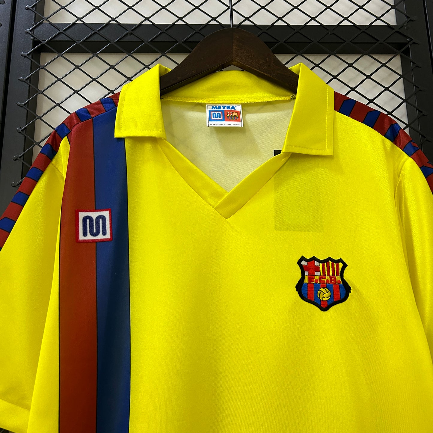 CAMISETA BARCELONA 1982/1984 RETRO VISITA HOMBRE (VERSIÓN FAN)