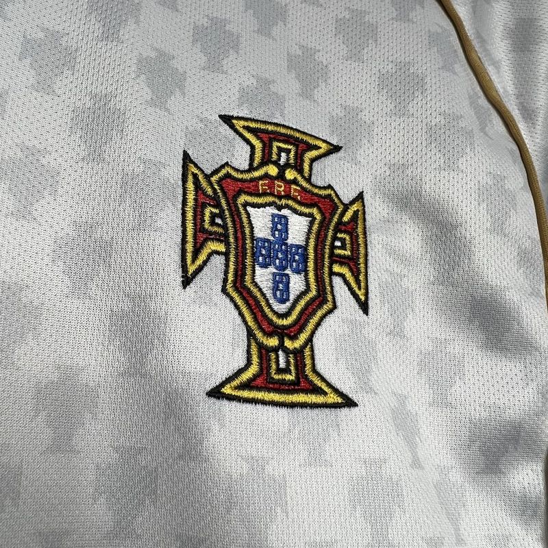 CAMISETA PORTUGAL 2004 RETRO VISITA HOMBRE (VERSIÓN FAN)