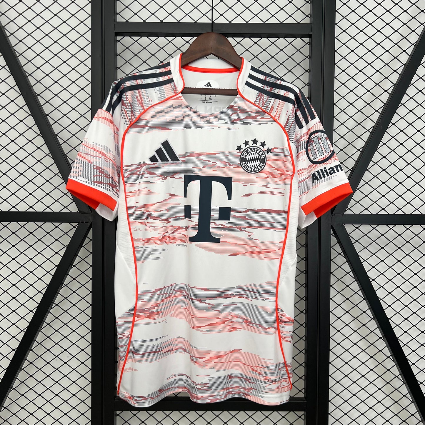 CAMISETA BAYERN MUNICH 2025/26 VISITA (VERSIÓN FAN)