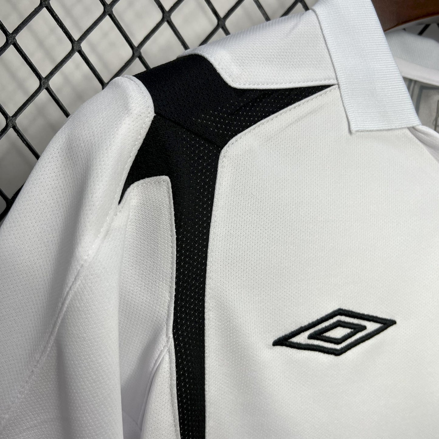 CAMISETA COLO COLO 2006 RETRO LOCAL HOMBRE (VERSIÓN FAN)