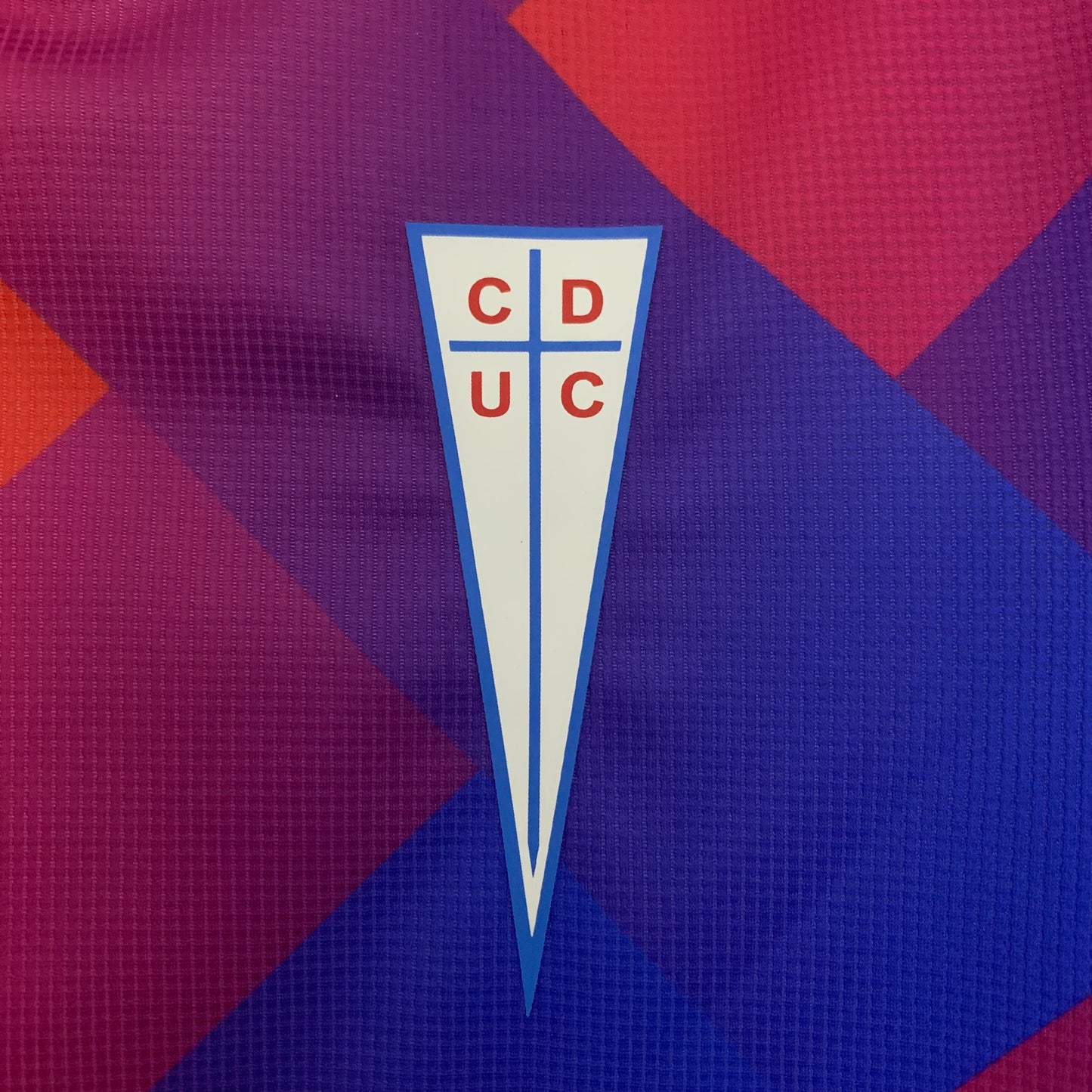 CAMISETA UNIVERSIDAD CATOLICA 2025/26 VISITA HOMBRE (VERSIÓN FAN)