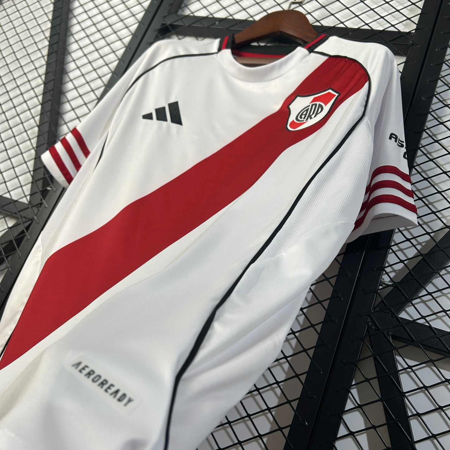 CAMISETA RIVER PLATE 2025/26 LOCAL HOMBRE (VERSIÓN FAN)