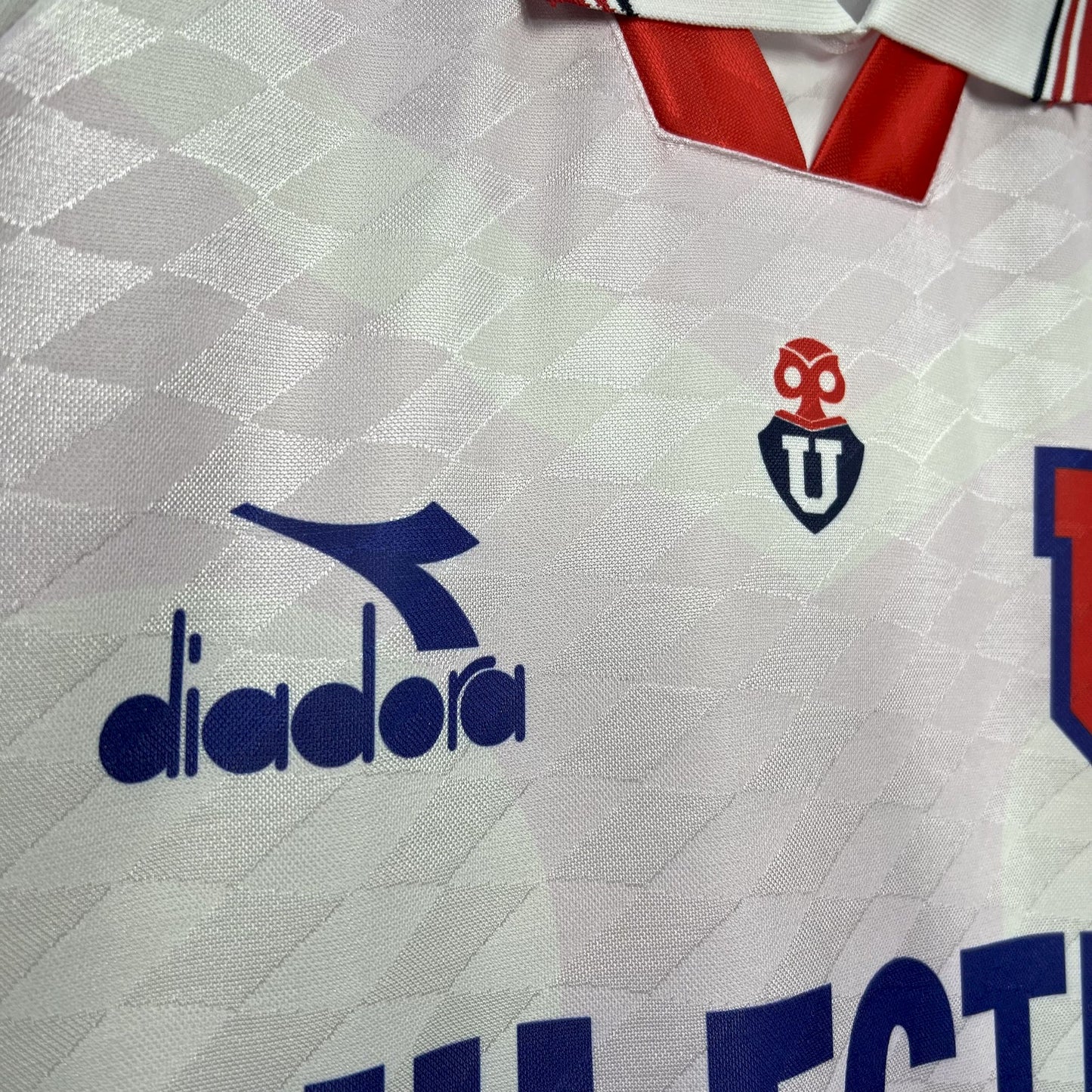 CAMISETA UNIVERSIDAD DE CHILE 1996 RETRO VISITA HOMBRE (VERSIÓN FAN)