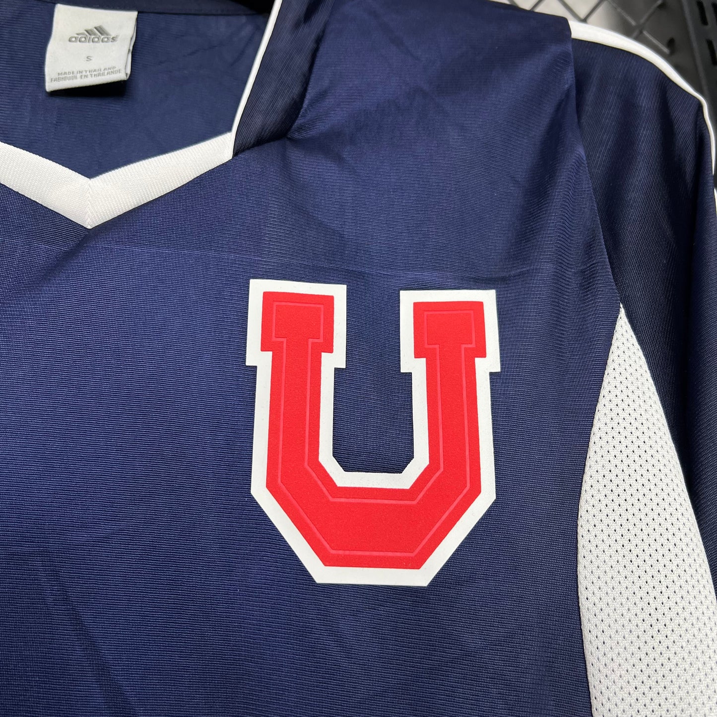 CAMISETA UNIVERSIDAD DE CHILE 2003 RETRO LOCAL HOMBRE (VERSIÓN FAN)